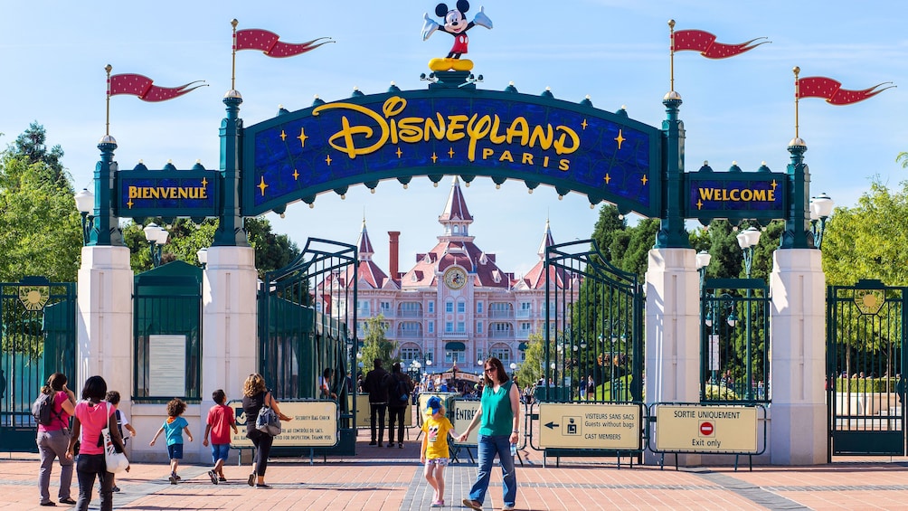 Cargar ítem 4 de 8. Entrance to Disneyland Paris