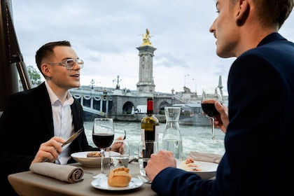 Pelayaran Makan Siang Bateaux Parisiens di Sungai Seine
