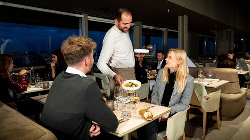 Makan malam di Menara Eiffel: Restoran Madame Brasserie