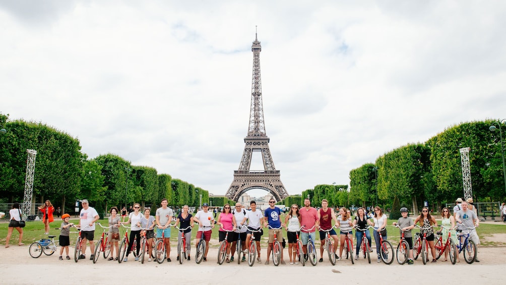 Bicyclists infront of the Eiffel tower
