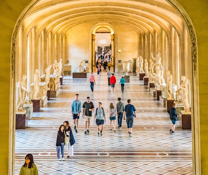 Louvre Masterpieces: Comprehensive Tour with Skip-the-Line