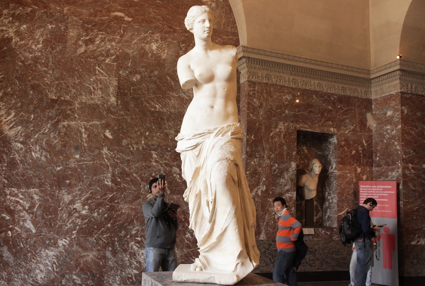 Louvre Semi Private: Comprehensive tour with Skip the line