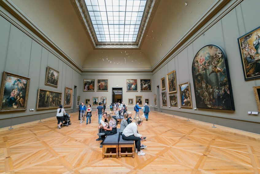 Louvre Masterpieces: Comprehensive Tour with Skip-the-Line
