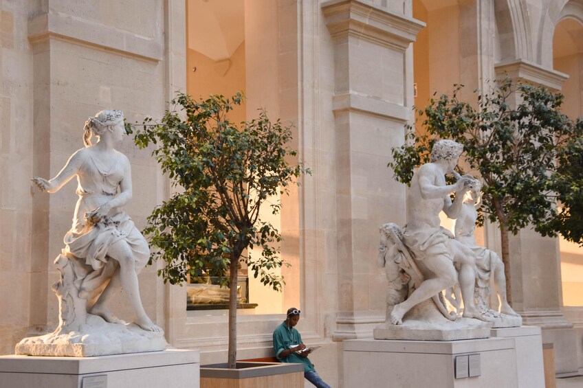 Louvre Museum Masterpieces Guided Tour with Priority Access