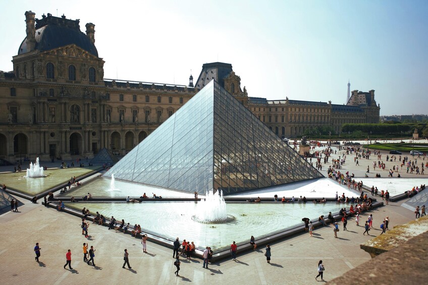 Louvre Museum Masterpieces Fully Guided Tour with Reserved Access 
