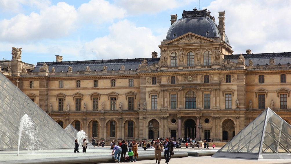 Louvre Semi Private: Comprehensive tour with Skip the line