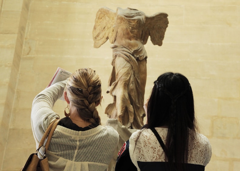 Louvre Museum Masterpieces Fully Guided Tour with Reserved Access 