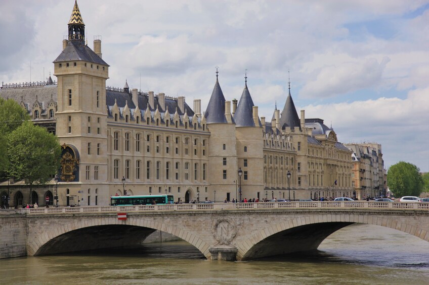 Notre Dame Island & Medieval Paris Small Group Tour