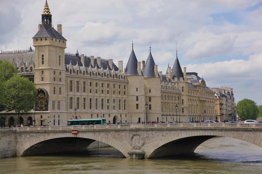 Notre Dame Island & Medieval Paris Small Group Tour