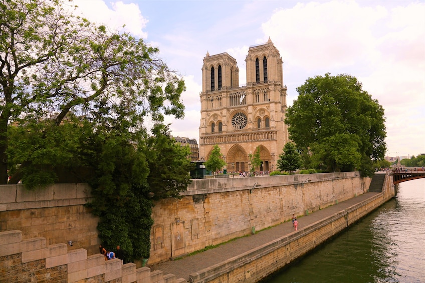 Notre Dame Island & Medieval Paris Small Group Tour