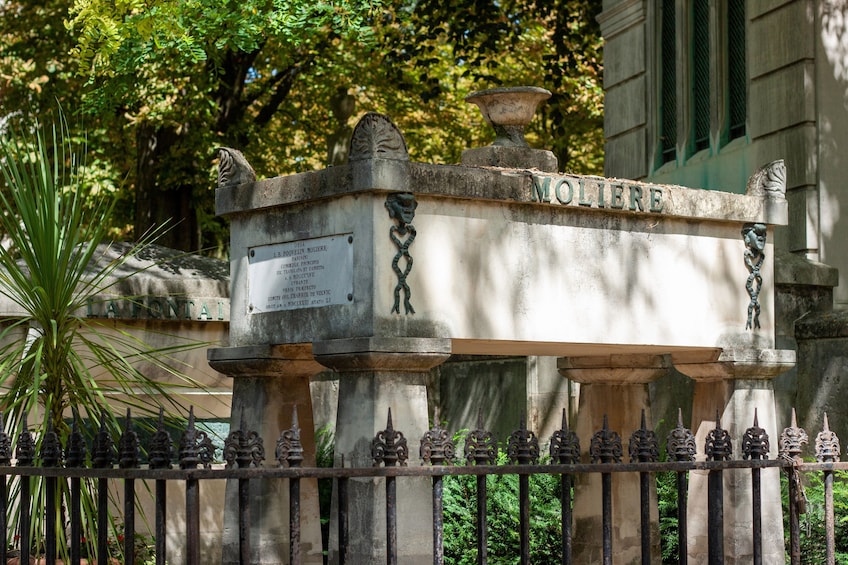 Famous Graves of the Père Lachaise Cemetery Guided Tour