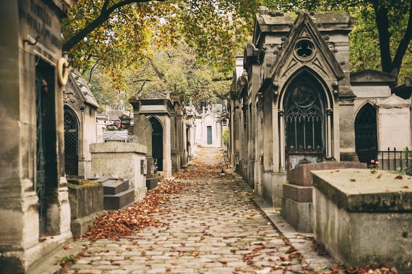 Famous Graves of the Père Lachaise Cemetery Guided Tour