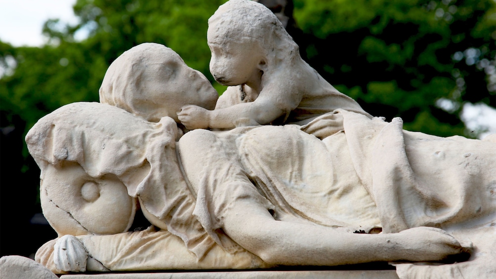 Öppna foto 5 av 10. Mother and child gravestone in Paris.