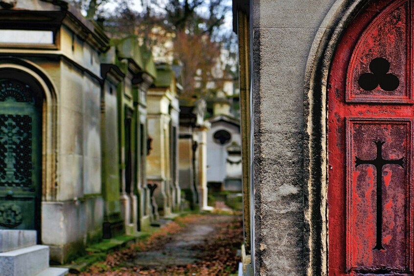 Famous Graves of the Père Lachaise Cemetery Guided Tour