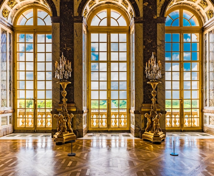 Versailles Palace Guided Tour from Paris with Access to the Gardens