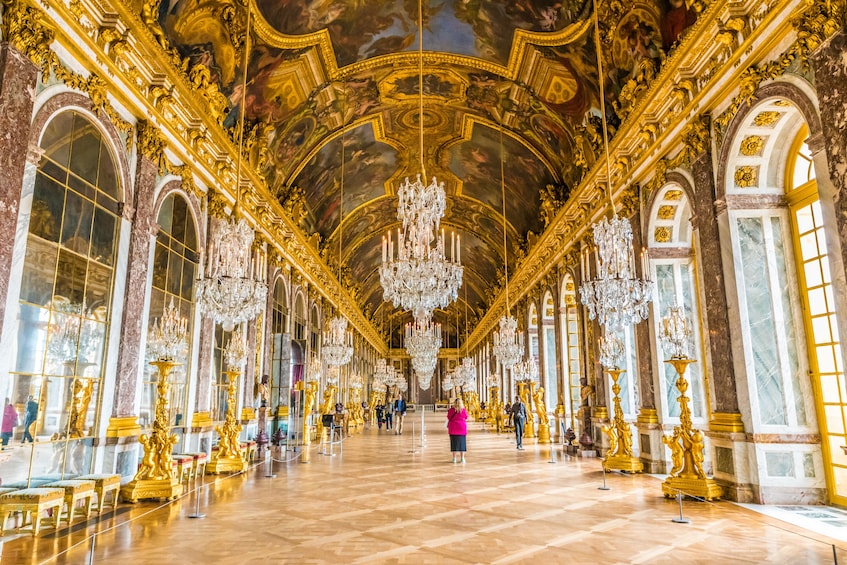 Versailles Palace Guided Tour from Paris with Optional Gardens