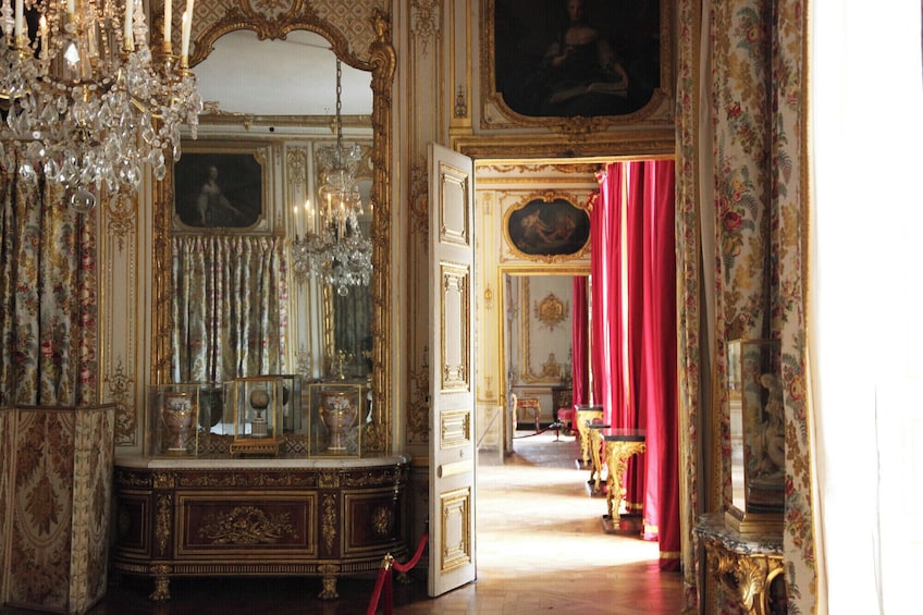 Versailles Palace Guided Tour from Paris with Access to the Gardens