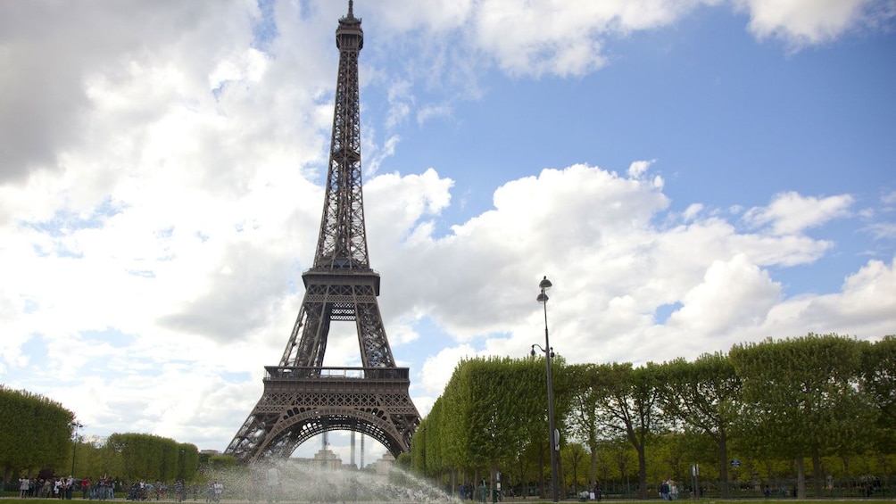 Indlæs billede 4 af 10. The Eiffel tower in Paris.