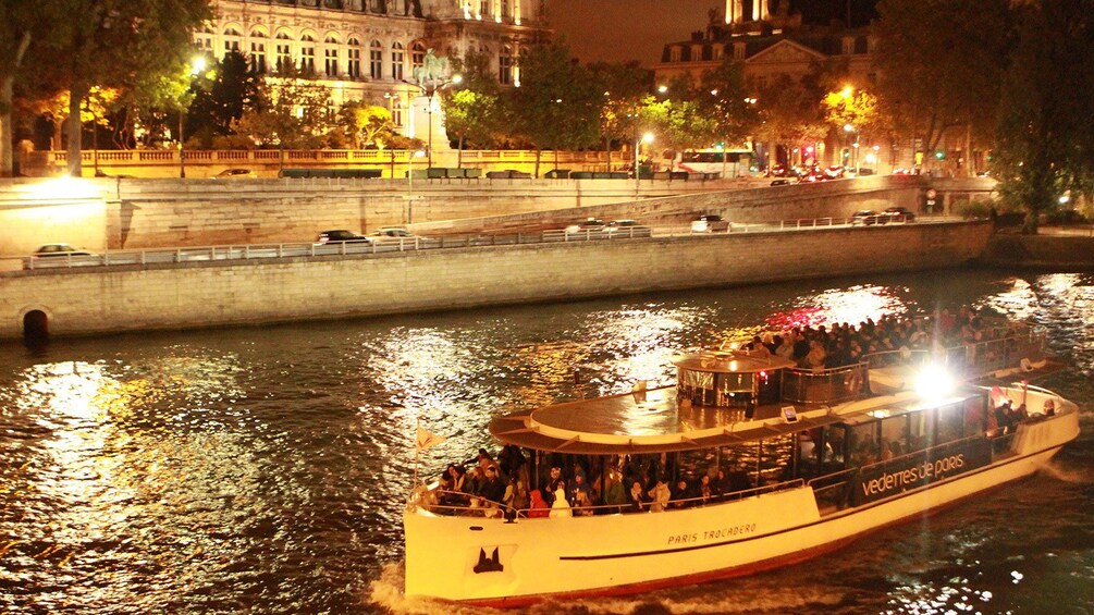 正在顯示第 4 張相片,共 10 張。 Sailing down the Seine at night.