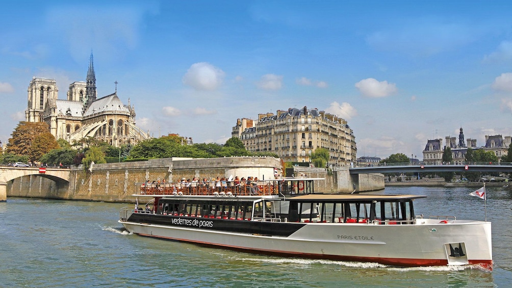 正在顯示第 1 張相片,共 10 張。 Cruising past Notre Dame at night.