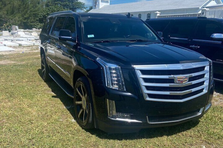 Shared Round Trip Limousine Transfer to the Port Lucaya Market