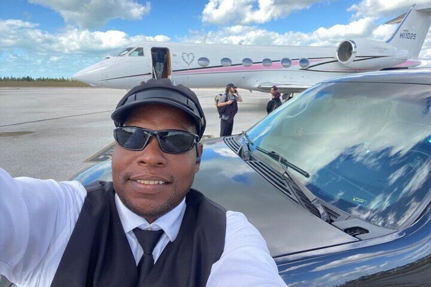 Shared Round Trip Limousine Transfer to the Port Lucaya Market
