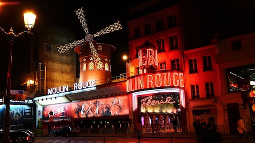 Paris bei Nacht: Stadtrundfahrt und Show im Moulin Rouge