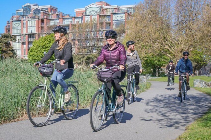 Victoria Shore Excursion: Castles and Neighborhoods Bike Tour