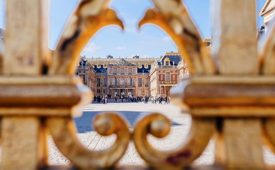 Palace of Versailles Tickets with Audio-Guide and Transfers