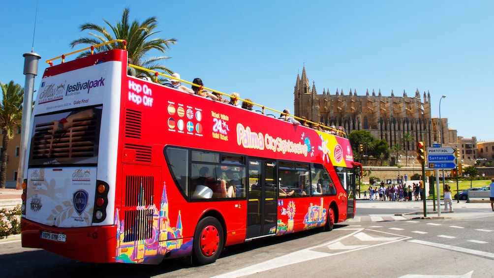 Ver elemento 4 de 10. City Sightseeing tour bus visiting the Palma Cathedral