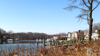 Small-Group Explore the Heart of Annapolis Tour
