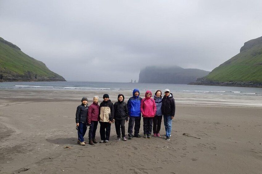 Time to stroll on the beautiful beach in Tjørnuvík