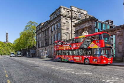 Hop-on-Hop-off-Sightseeing-Bustour durch Edinburgh