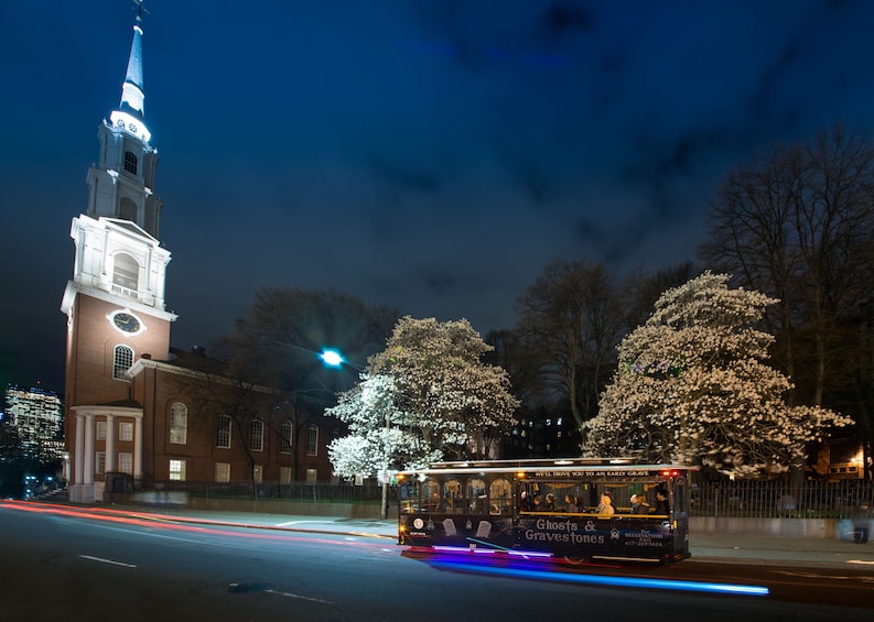 Boston Haunted Tour : Ghosts & Gravestones