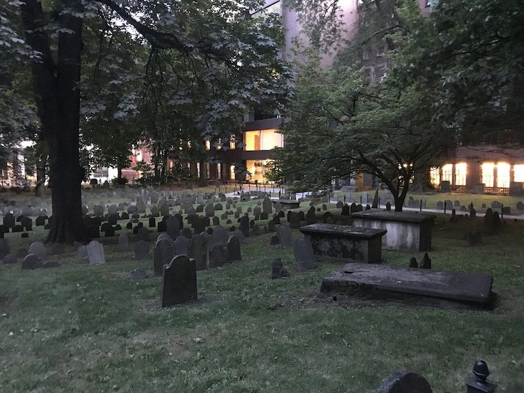 Boston Haunted Tour : Ghosts & Gravestones