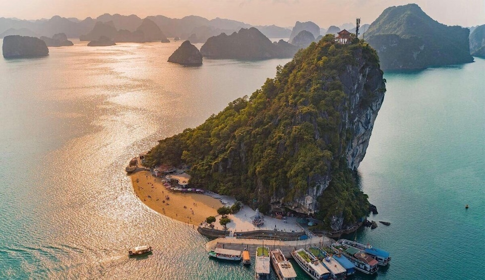 Halong Bay Boat Cruise with Lunch