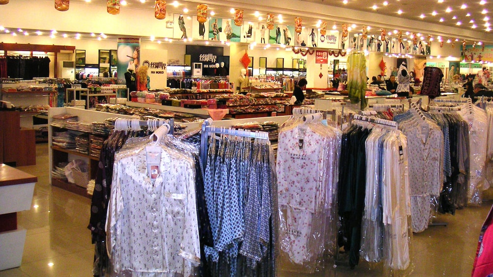Foto 4 von 10 laden View of a clothing store in Shanghai