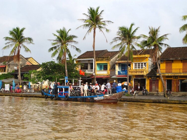 Private Thu Bon River Cruise to Craft Villages