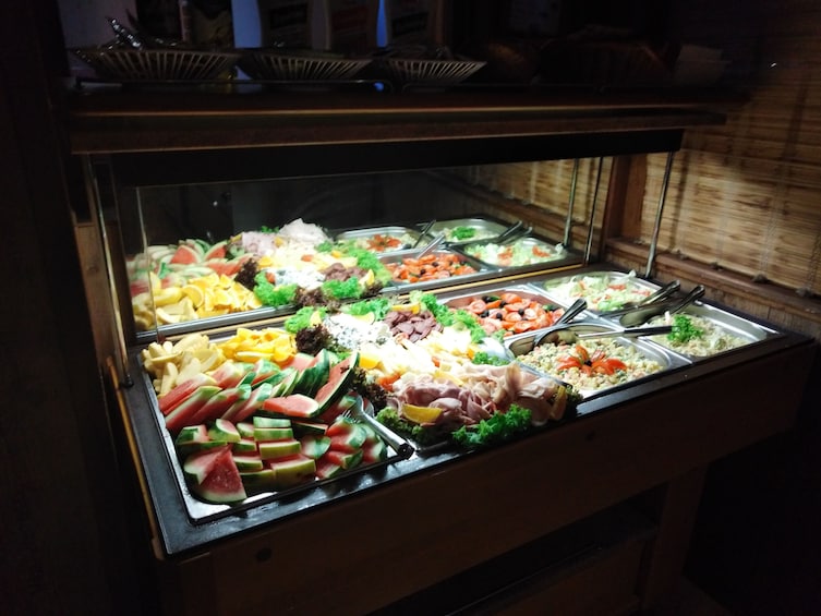 Öppna foto 5 av 10. Buffet Dinner Cruise on the Vltava River