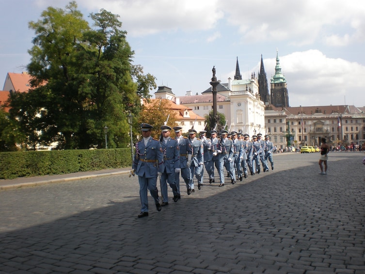 Prague Bus and Walking Tour with Changing of the Guard