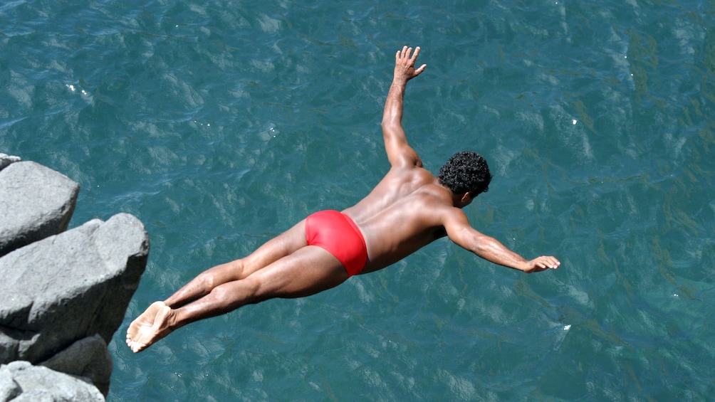 Cliff diver in Acapulco