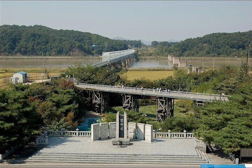 Glimpse into North Korea in 4 hours' layover tour