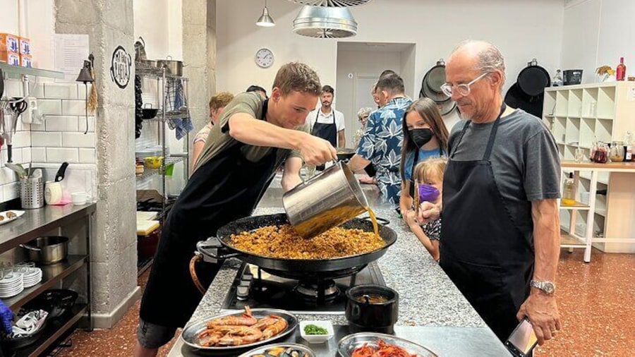 Seafood paella cooking class, tapas and visit to Ruzafa market.