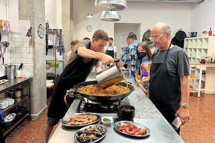 Cours de cuisine de paella aux fruits de mer, tapas et visite du marché