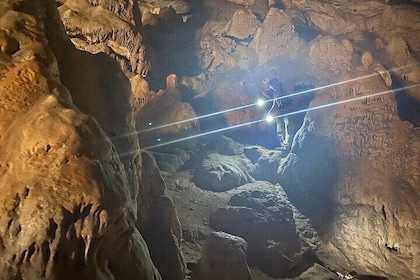 Karpathos Aperi Limniotis Höhlenwanderung für Stalagmiten / Stalaktiten