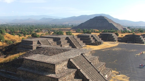 Tour de la Basílica de Guadalupe y las pirámides de Teotihuacán