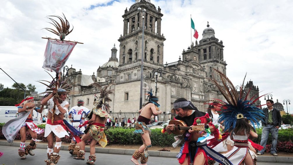 Charger l’élément 1 sur 5. Dancers outside the Mexico City Metropolitan Cathedral