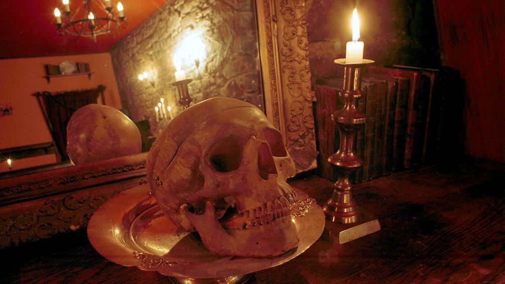 正在顯示第 1 張相片,共 5 張。 skull and candle in edinburgh