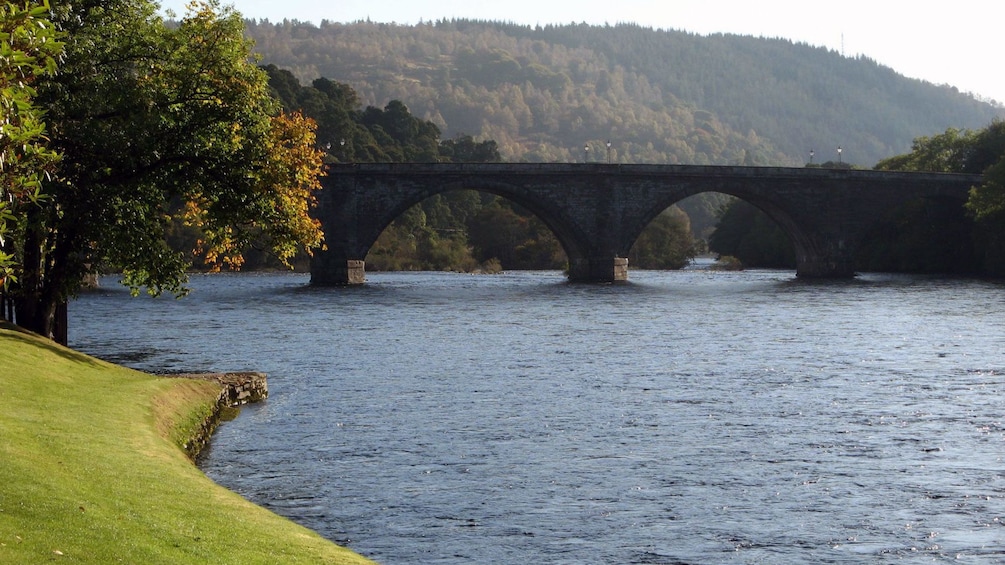 river and bridge in edinburgh