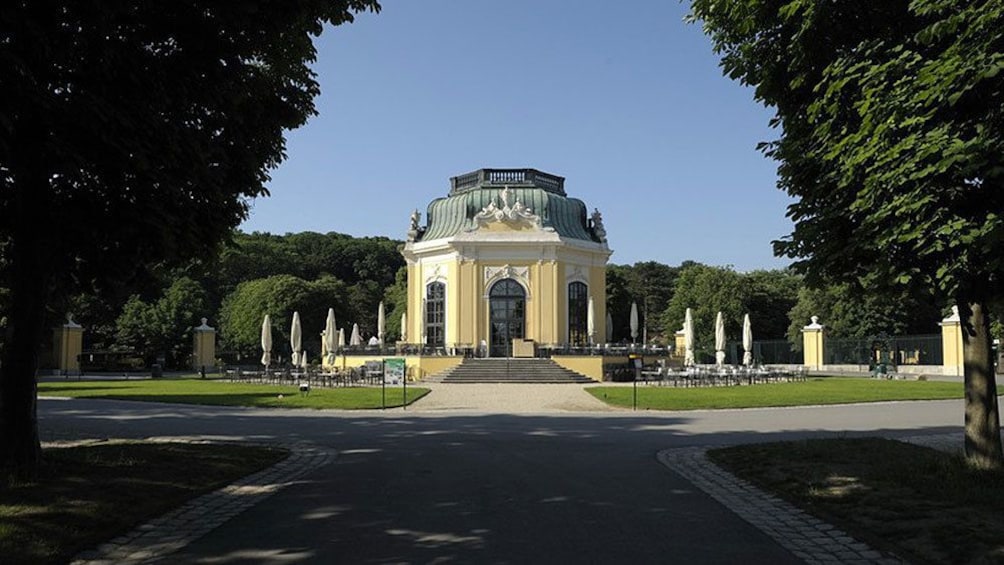 Foto 2 van 5. The imperial breakfast pavilion at the Schoenbrunn Zoo in Vienna